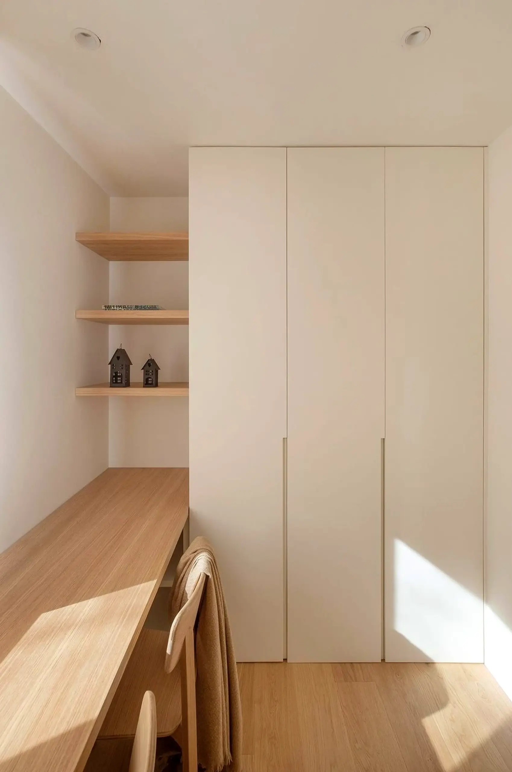 Luminous compact workspace introduces balance into the design, keeping the atmosphere warm without clutter.