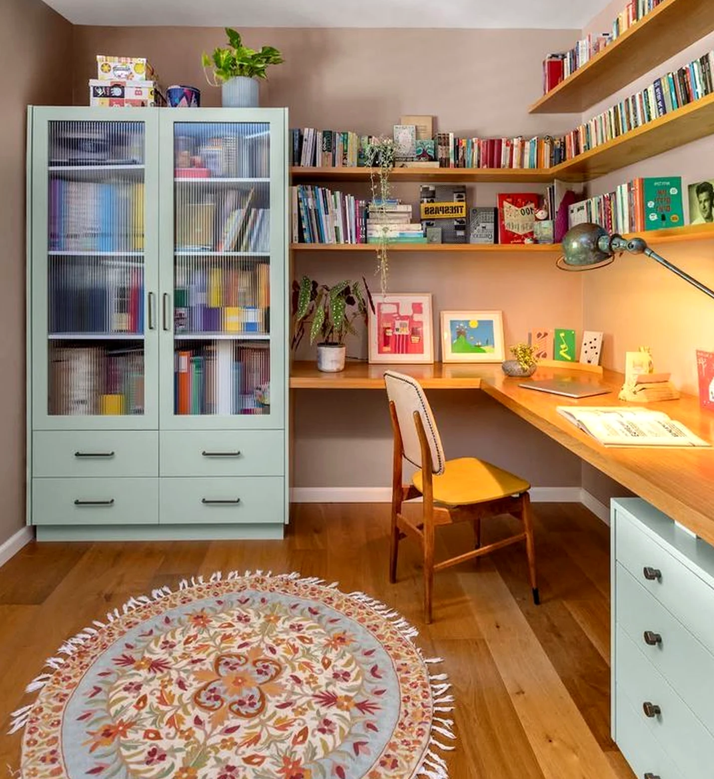 Soft shower wall adds detail across the table, giving the decor a finish that feels quietly finished.