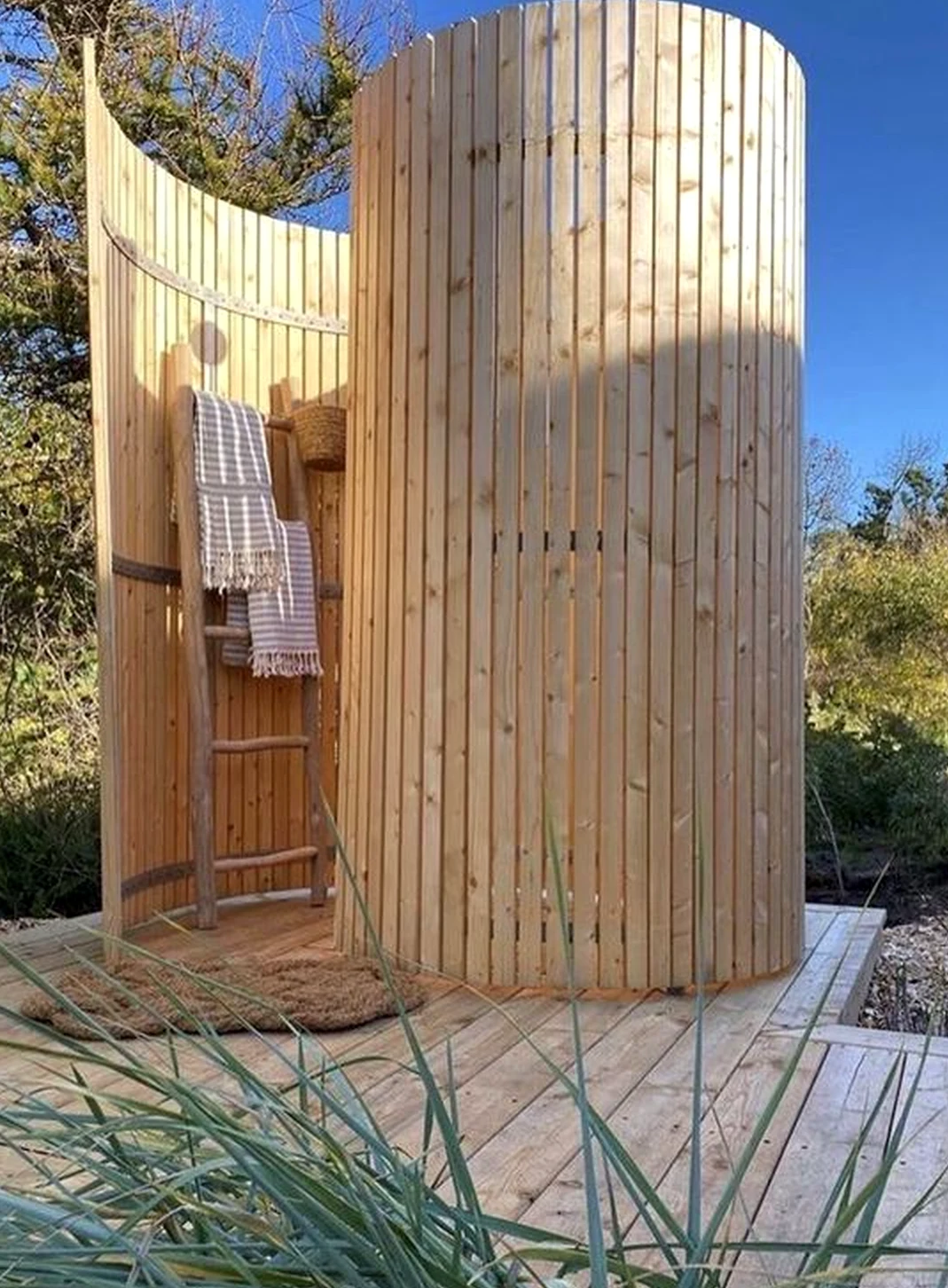 Sunny greenhouse corner introduces freshness into the design, keeping the atmosphere comfortable in daily use.