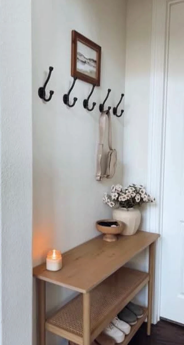 Elegant balcony scene adds a clear layer of freshness, helping the room feel bright but not busy.