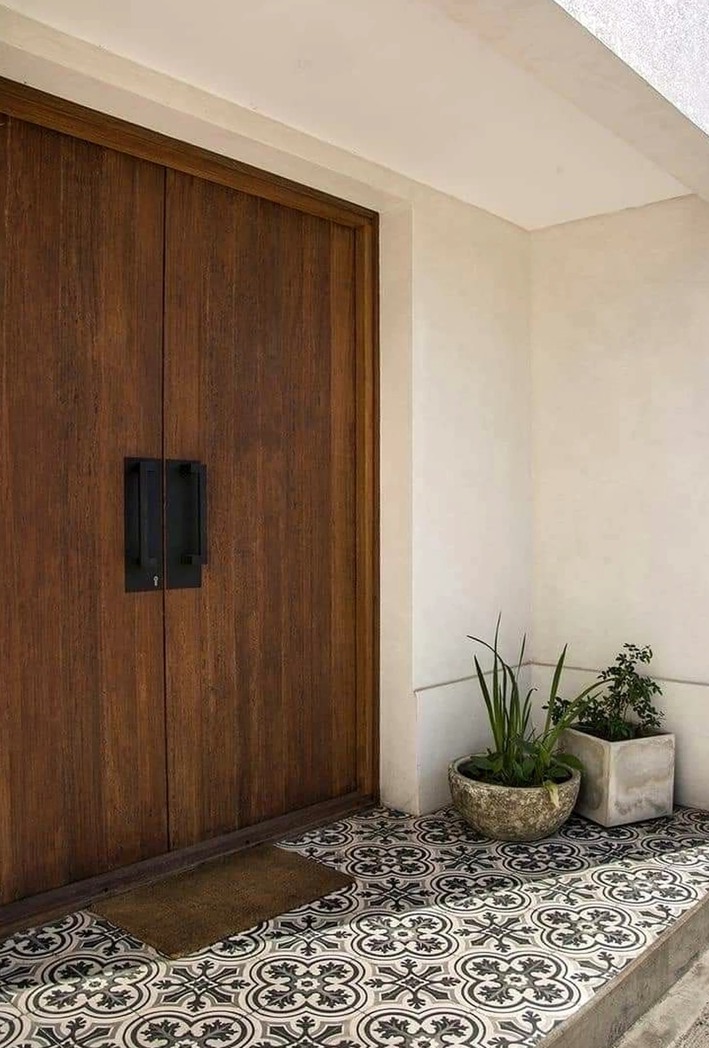 Compact tile detail gives the sitting area more softness, so the whole view feels simple yet expressive.