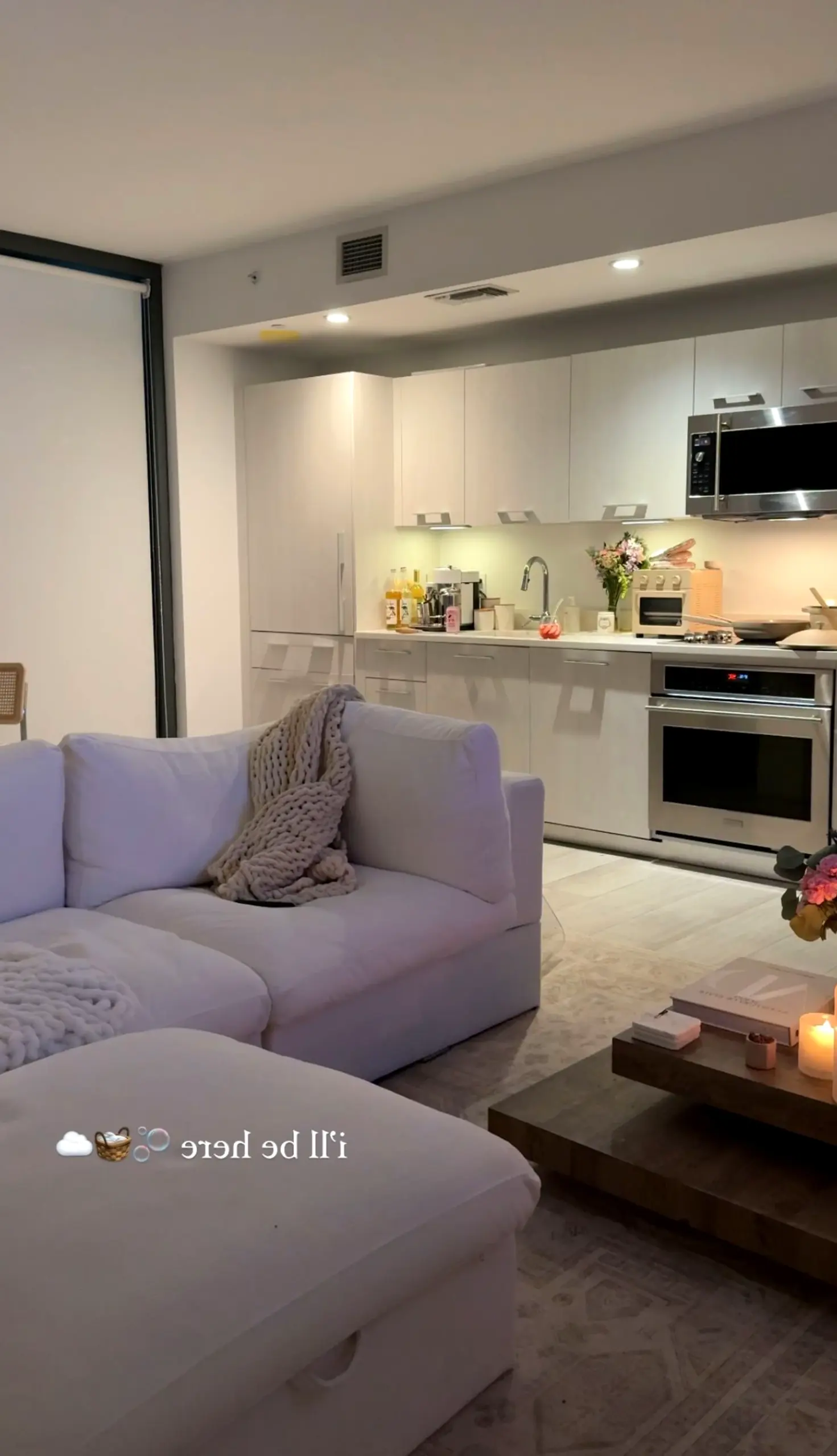 Cozy wood shelving draws attention to ease while the wall stays settled and welcoming.