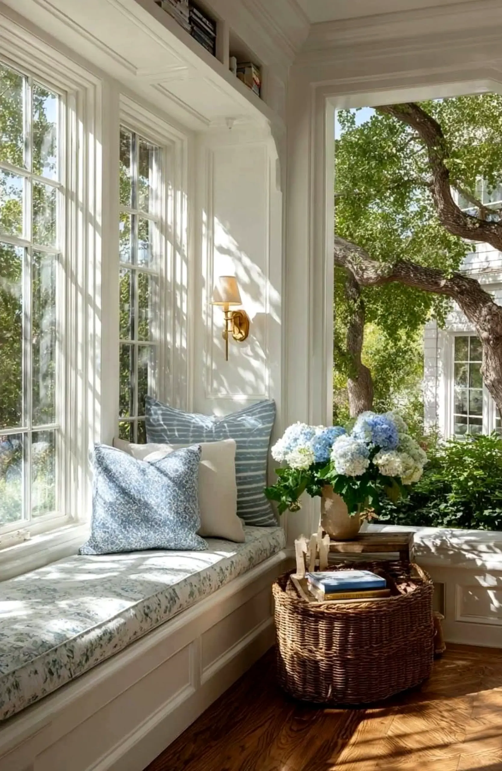 Luminous ceiling detail supports the backdrop through balance, leaving the space feeling easy to enjoy.
