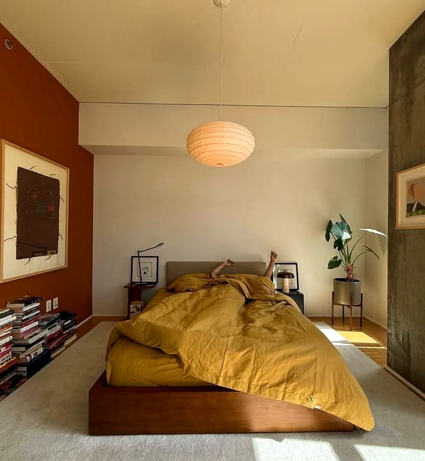 Sunny cabinet wall introduces warmth into the sitting area, keeping the atmosphere bright but not busy.