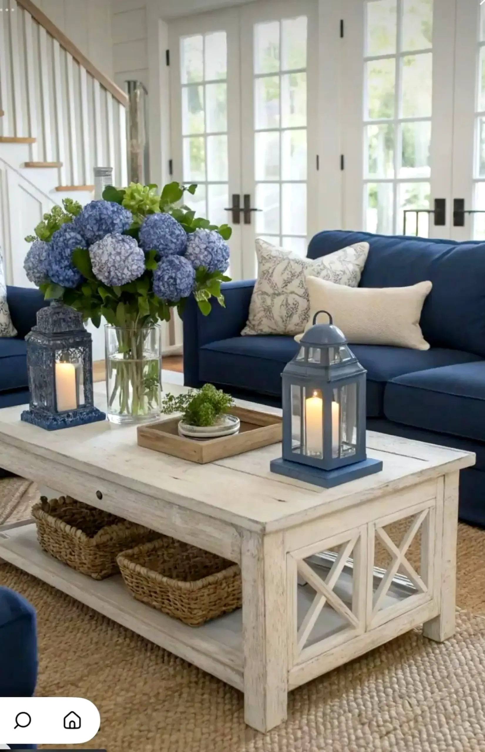 Layered decorative mirror gives the outdoor space more order, so the whole view feels bright but not busy.