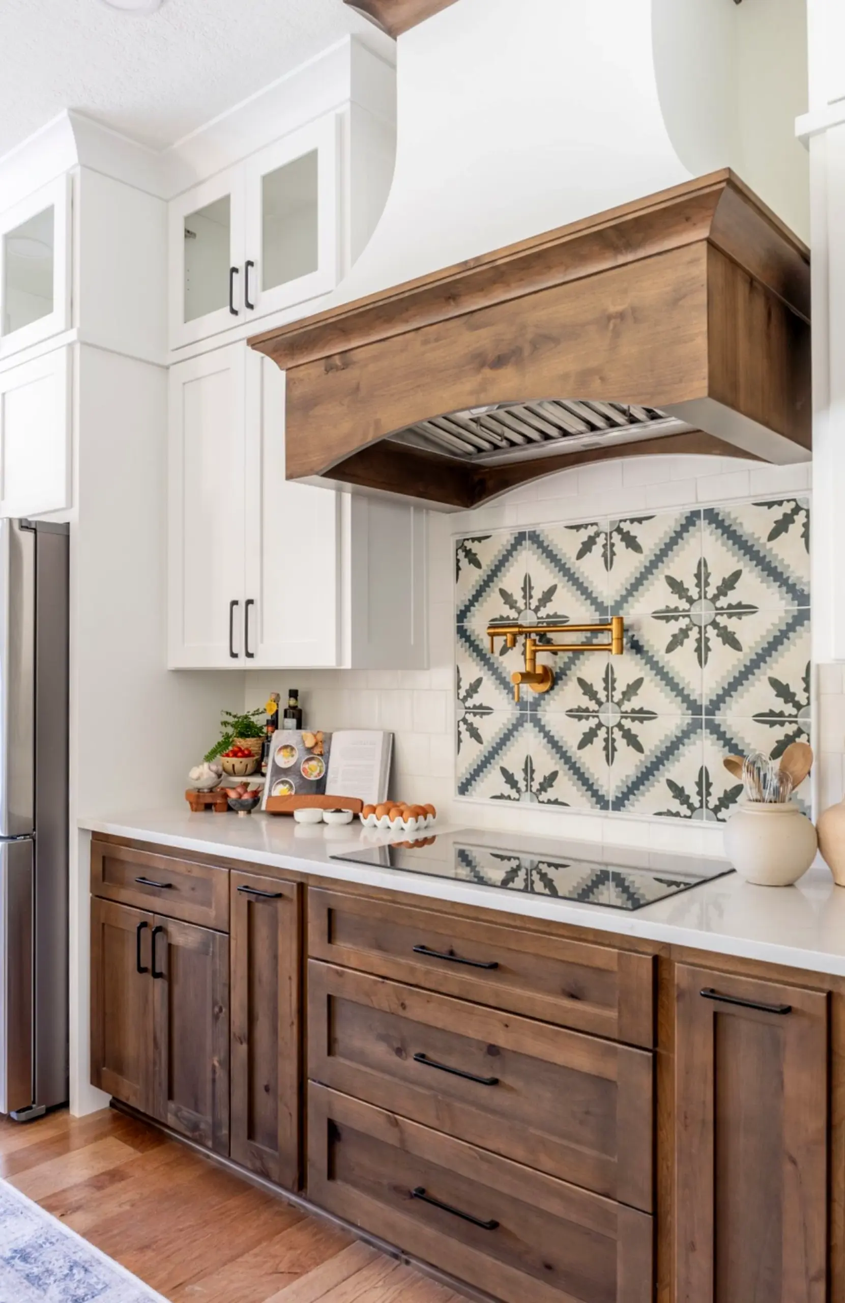 Layered tile detail introduces movement into the table, keeping the atmosphere pleasantly composed.