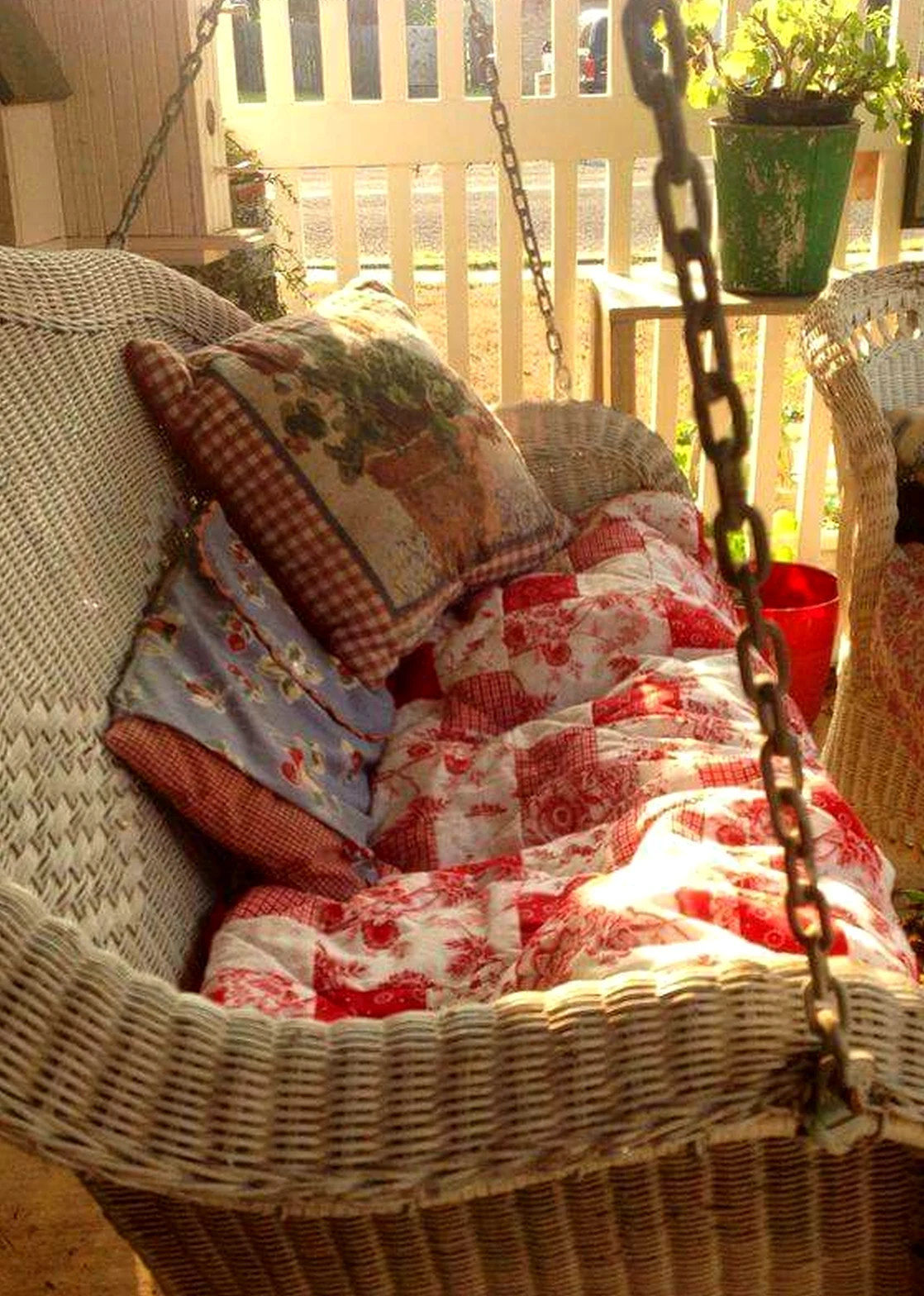 Polished greenhouse corner gives the view more comfort, so the whole view feels easy to enjoy.