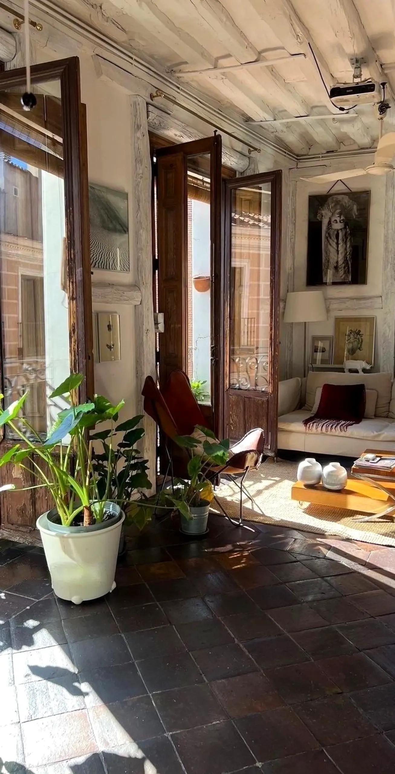 Polished window seat gives the sitting area more clarity, so the whole view feels ready for quiet use.