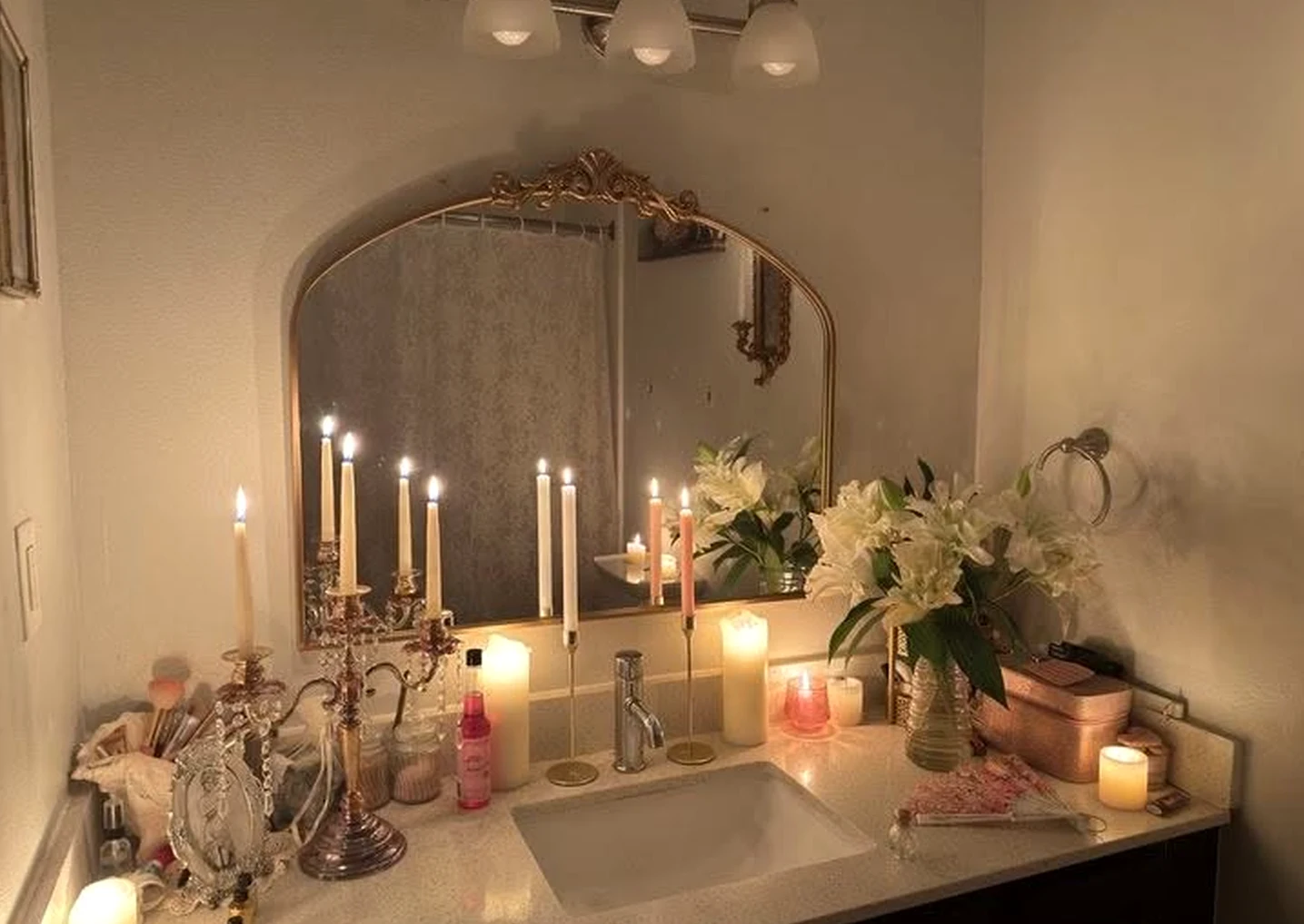 Quiet bedside layer draws attention to light while the arrangement stays settled and welcoming.