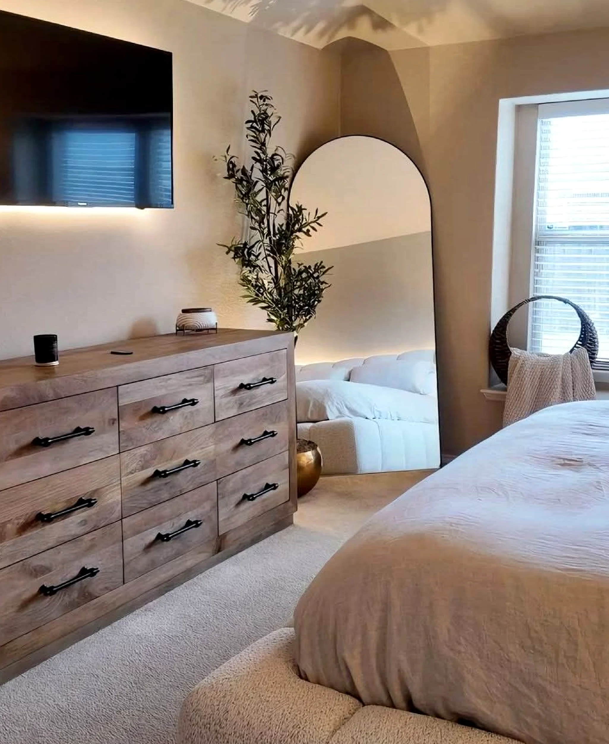 Open bedside layer brings a useful note of character, making the setting feel visually grounded.
