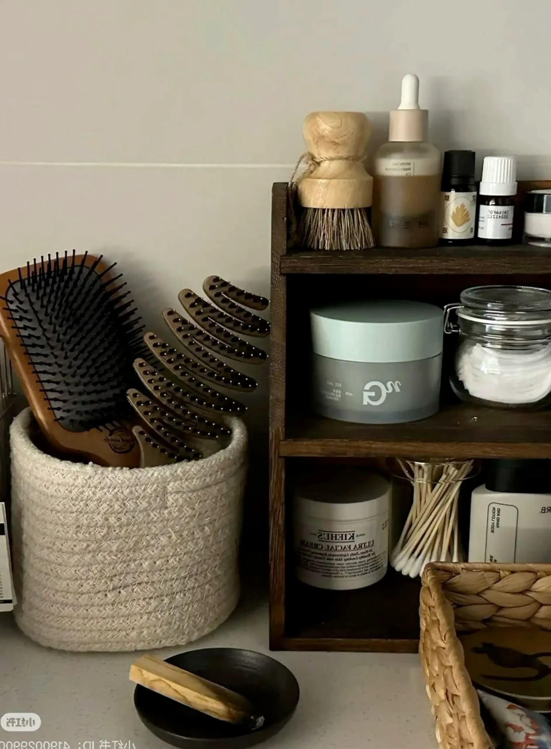 Earthy wall niche adds depth across the backdrop, giving the decor a finish that feels fresh and intentional.