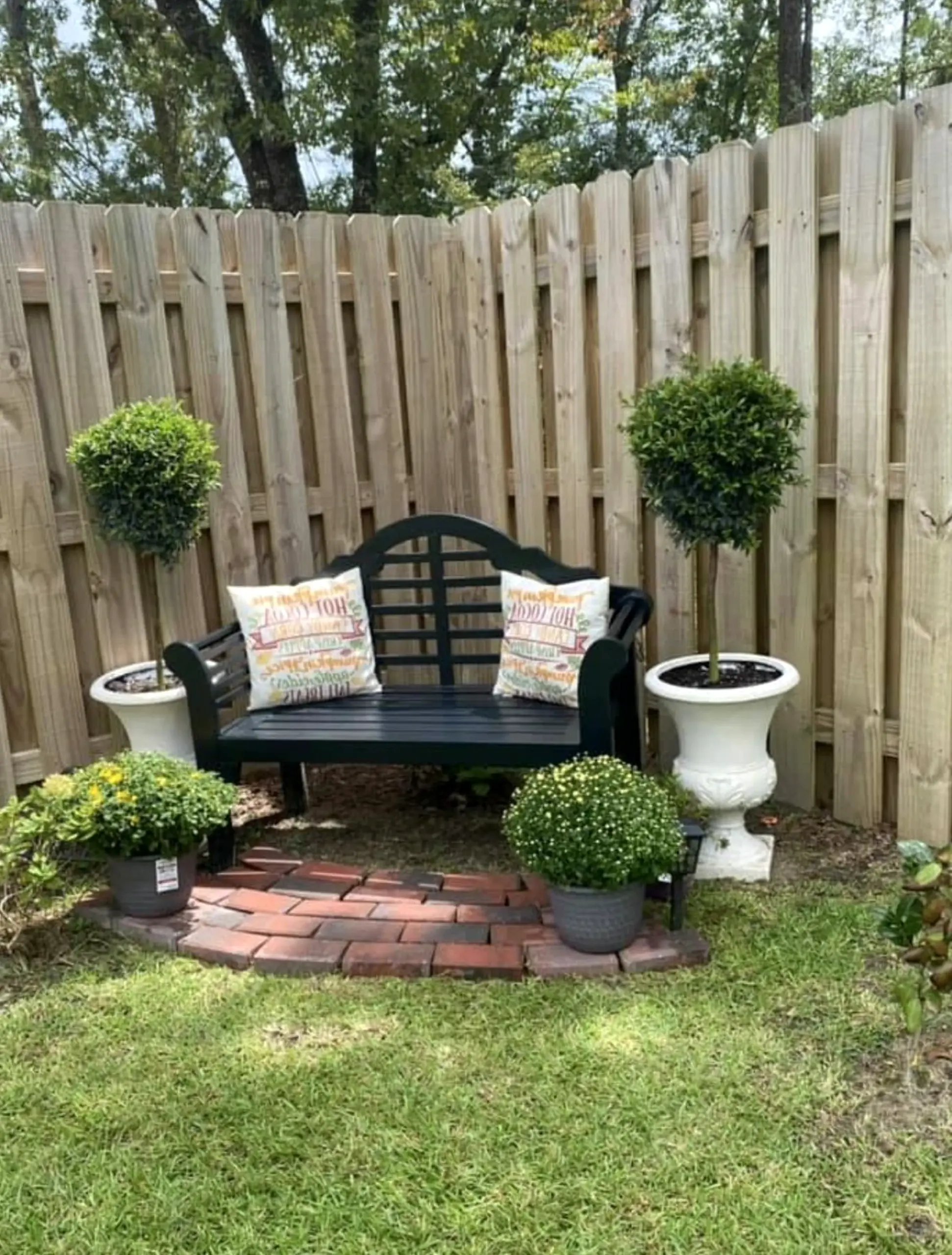Refined stone terrace gives the arrangement more focus, so the whole view feels comfortable in daily use.