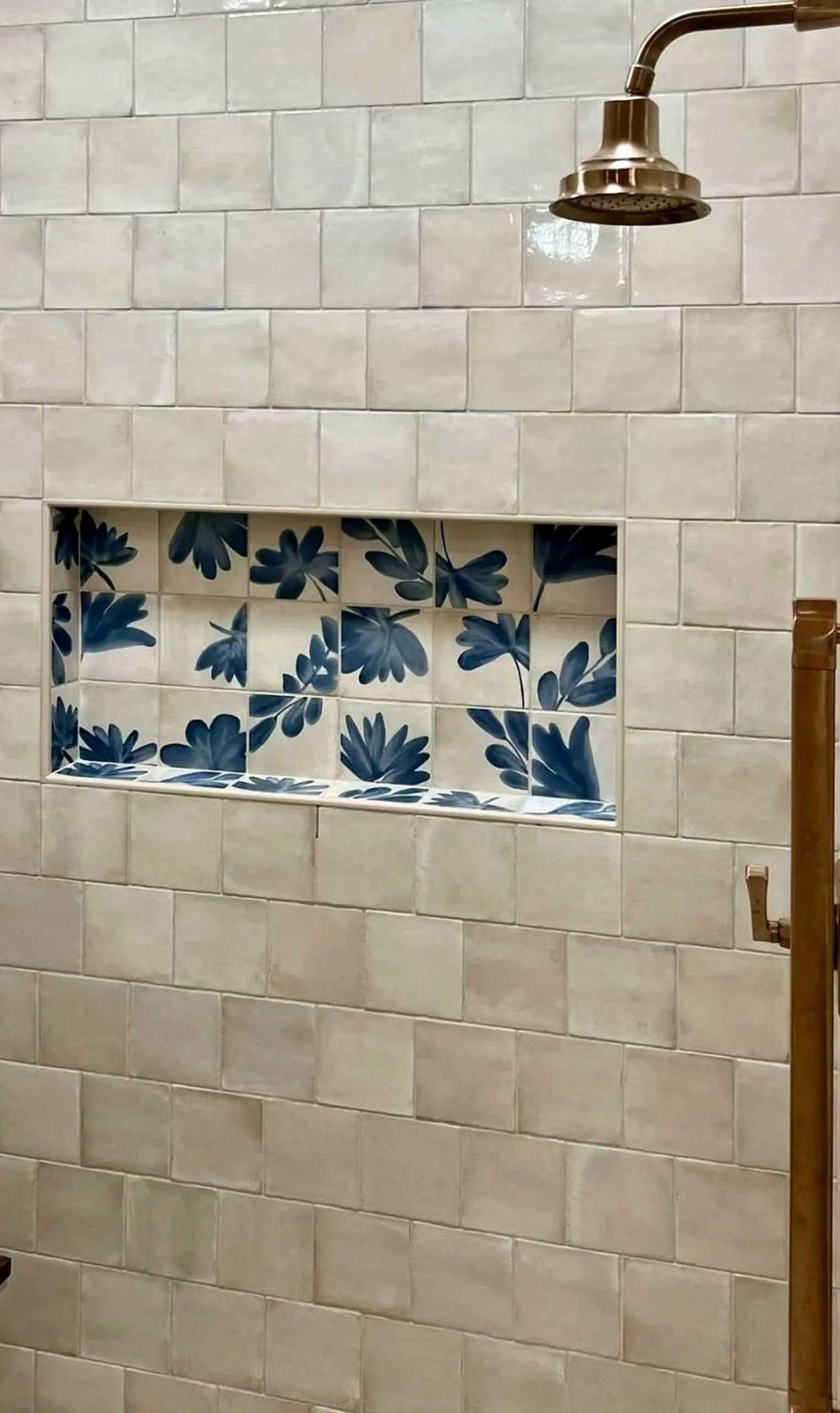Soft tile detail brings comfort to the arrangement, creating a mood that feels comfortable in daily use.
